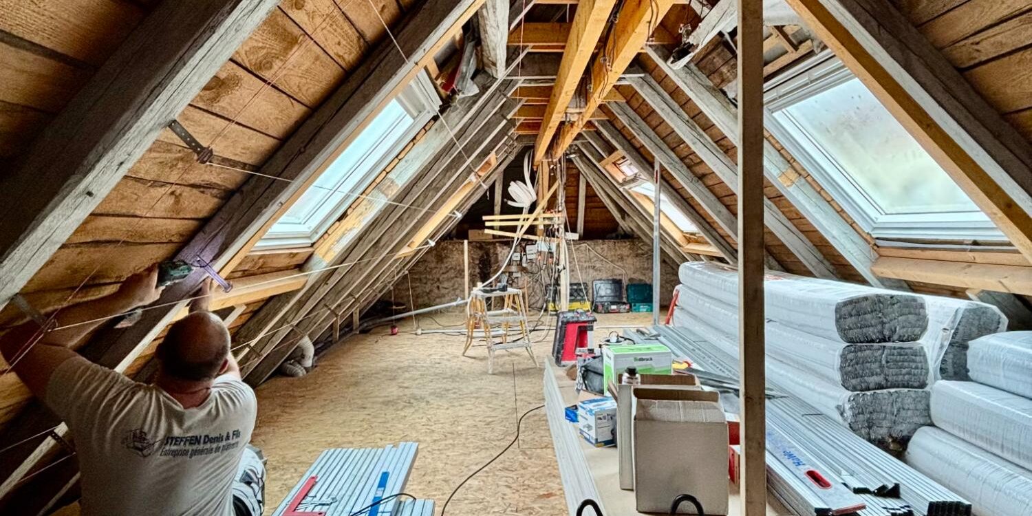 Isolation et aménagement de combles en laine de verre ou projeté haute densité près de Haguenau et Strasbourg Saverne